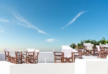Güzel gökyüzünün altında restoran terası