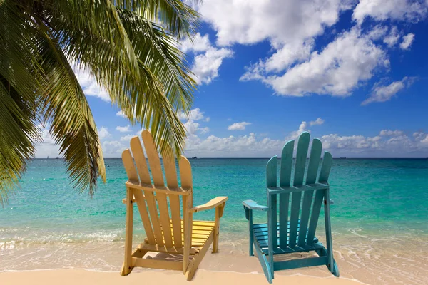 Δύο Πολύχρωμες Ξαπλώστρες Στην Παραλία Επτά Μίλια Στο Grand Cayman — Φωτογραφία Αρχείου