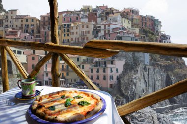 İtalyan pizzası Margarita, Riomaggiore, Cinque Terre manzaralı terasta servis edilir.