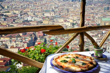                         Napoli manzaralı pizzacılar.