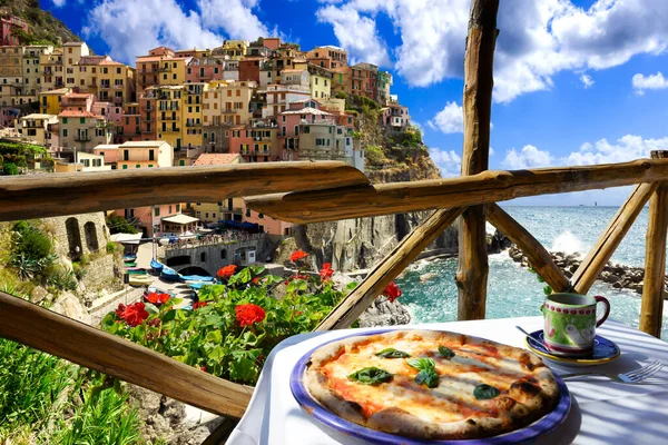 Manarola 'daki Pizzacı, Cinque Terre Ulusal Parkı, Liguria, İtalya