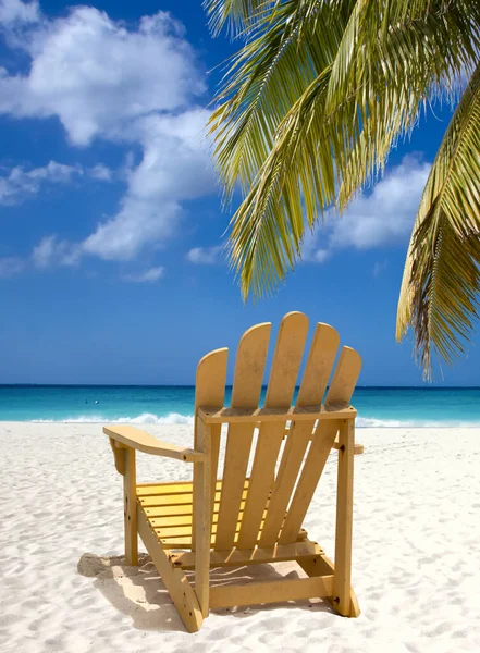 Cadeira Lounge Amarelo Praia Areia Branca — Fotografia de Stock