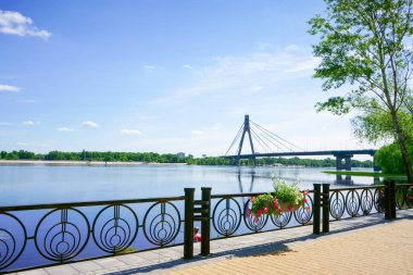                                            Dinyeper nehrinin kıyısındaki bahar parkı, Obolon bölgesi, Kyiv, Ukrayna