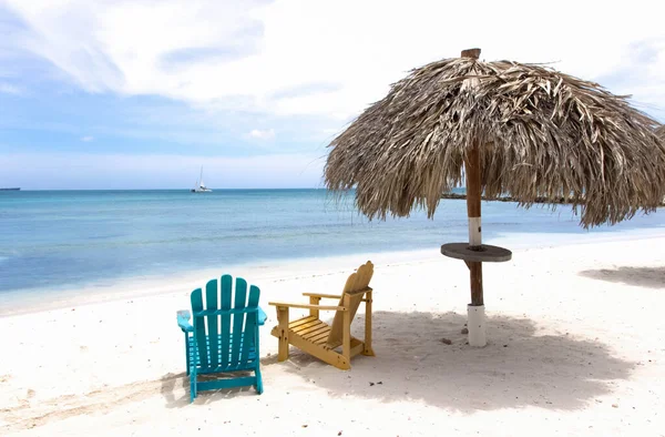 Duas Cadeiras Praia Madeira Sob Telhado Palha Aruba — Fotografia de Stock