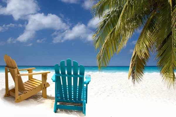Duas Cadeiras Praia Madeira Sob Ramo Palma Costa Caribe — Fotografia de Stock