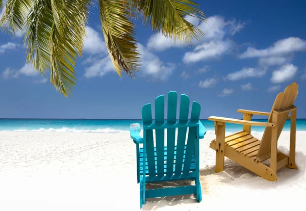 Dvě Dřevěné Plážové Židle Bílé Písečné Pláži Karibiku — Stock fotografie
