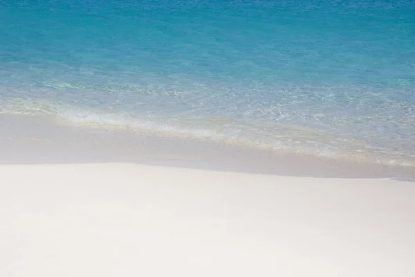Μαλακό Κύμα Ωκεάνιου Νερού Λευκή Άμμο — Φωτογραφία Αρχείου