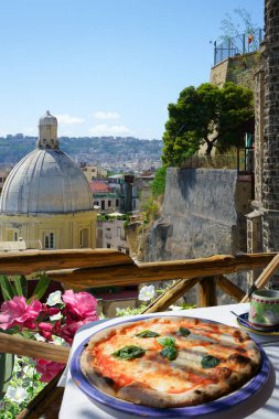 Napoli 'ye bakan pizzacı, İtalya