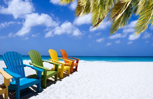 Chaises Bois Colorées Sur Plage Sable Blanc — Photo