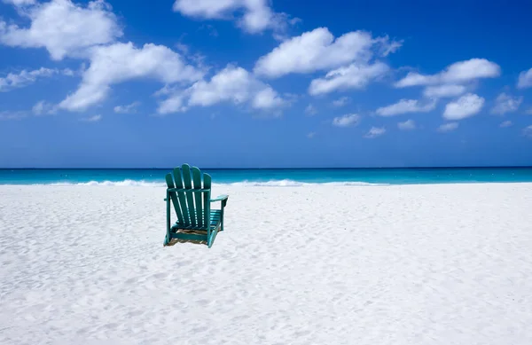 白い砂浜のカラフルな木製の椅子 — ストック写真