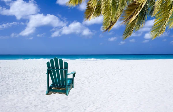 白い砂浜の青い椅子 — ストック写真