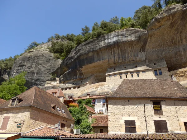 Kalkstensklippor vid les eyzies, dordogne, Frankrike — Stockfoto