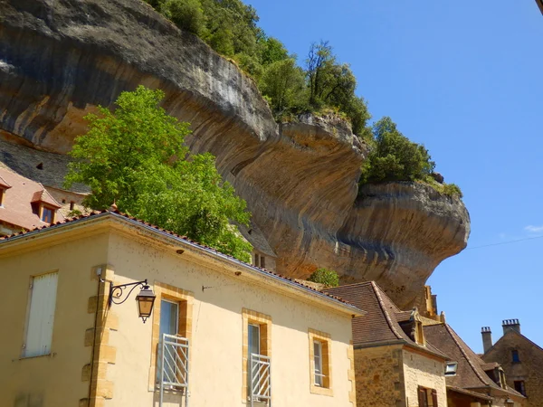 レ eyzies に、ドルドーニュ川、フランスの石灰岩の崖 — ストック写真