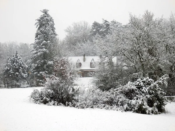 Bauernhaus im Schnee — Stockfoto