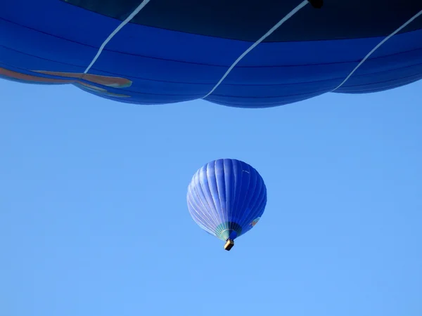 Ballon overhead! — Stockfoto