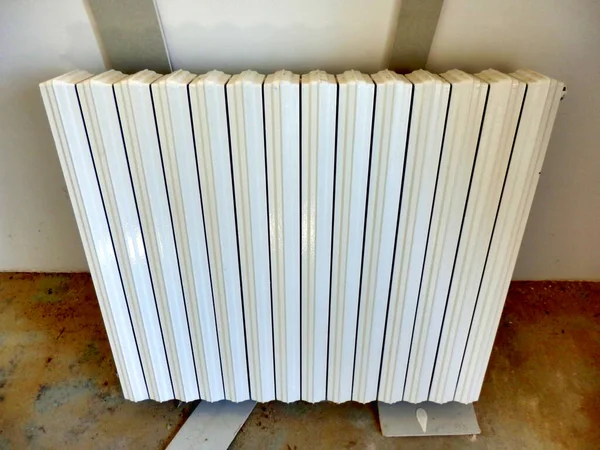 Vintage Cast Iron Radiator Painted Gloss White —  Fotos de Stock