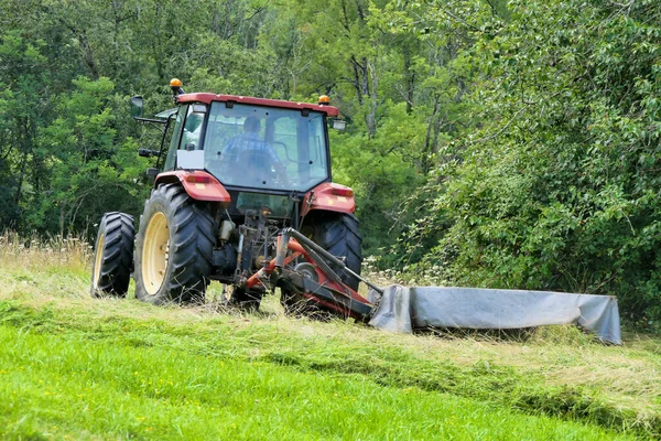 Traktor Sekání Trávy Poli Před Sušením Balením — Stock fotografie