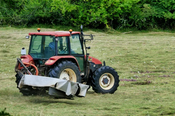 Tractor Cutting Grass Field Prior Drying Baling — Stock Photo, Image