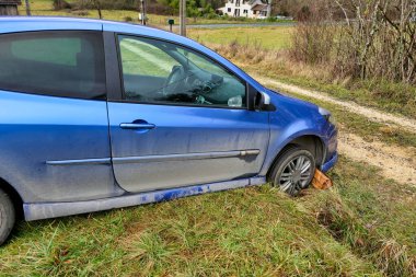 Araba, eğlence sürücüleri gece bir tarlada kestirmeden gitmeye çalıştıktan sonra kanalizasyon çukuruna düşmüş.