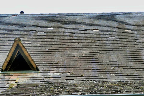 Old Roof State Disrepair Loose Broken Missing Tiles — Stock Photo, Image