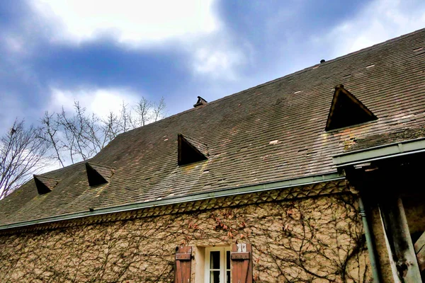 Eski Çatı Bakımsız Gevşek Kırık Kayıp Fayanslarla — Stok fotoğraf