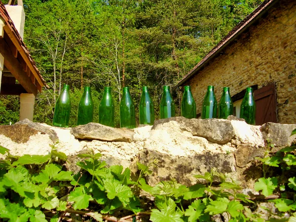 Dix Bouteilles Vertes Assises Sur Mur Représentant Une Comptine Britannique — Photo