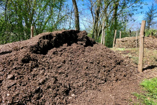 掘るガーデニングのために使用されている堆肥ヒープ — ストック写真