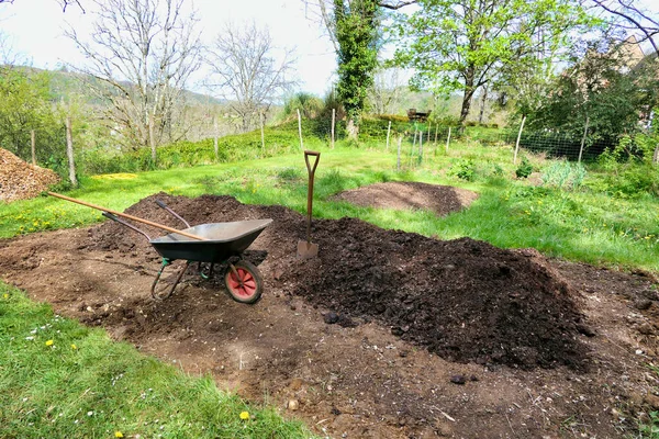 Thuis Bereide Compost Opgehoopt Klaar Voor Verspreiding Het Groentebed — Stockfoto