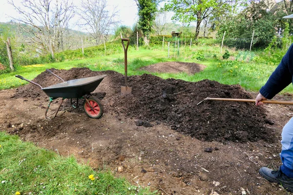 Compost Siendo Rastrillado Lecho Vegetal — Foto de Stock