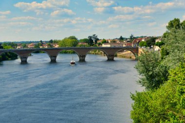 Gabarre (nehir botu) Fransa 'nın Bergerac kentindeki Le Vieux Pont' un merkez kemerinin altında yol alıyor.