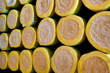 Çatı yenilemeye hazır mineral yünlü yalıtım ruloları.
