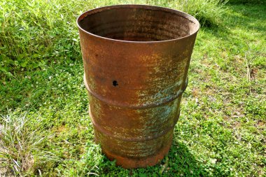 Paslı eski yağ varili atılmış ve çevresel hasara yol açmış.