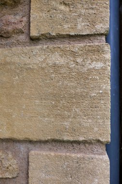 Köşedeki blokları gösteren bir kumtaşı duvarını kapat