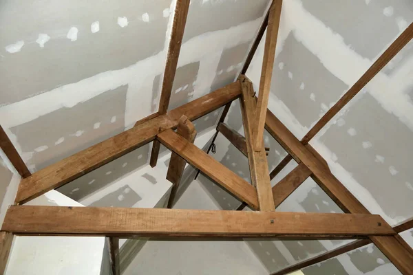 Plasterboard Fitted New Roof Insulation Highlighting Exposed Beams Trusses — Foto de Stock