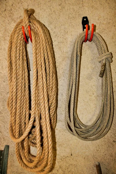 Old Coils Rope Hanging Workshop Wall — Zdjęcie stockowe