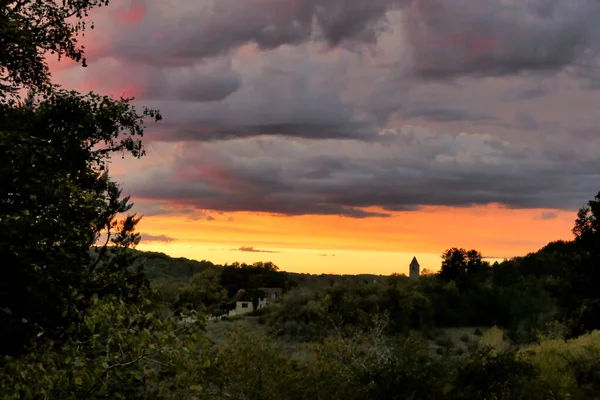 Matahari Terbenam Dordogne Perancis Menerangi Langit Bawah Awan Badai — Stok Foto