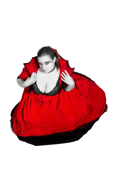 Vampiro em vestido vermelho sentado no chão — Fotografia de Stock