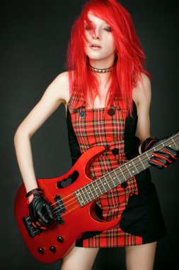 Kızıl saçlı rockçı kız portresi