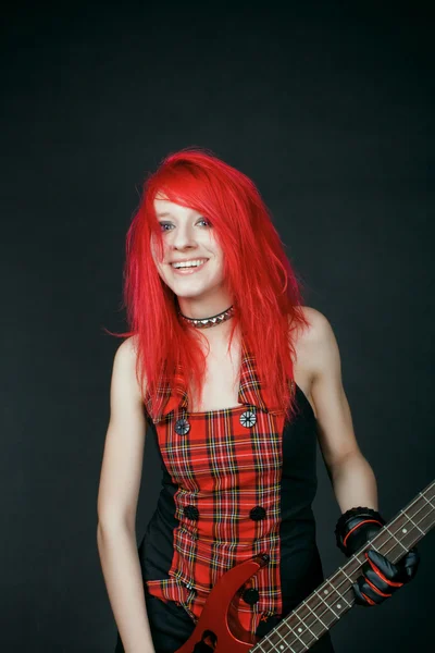 Legrační rusovláska dívka s kytarou — Stock fotografie