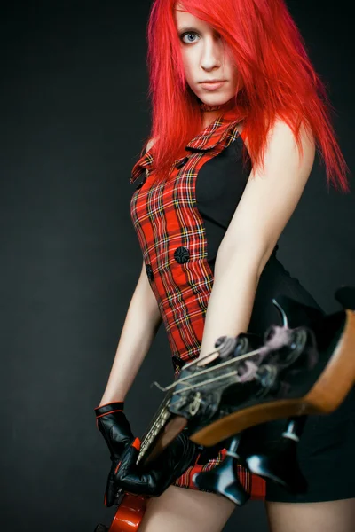 Portret rudowłosy dziewczyna rocker — Zdjęcie stockowe