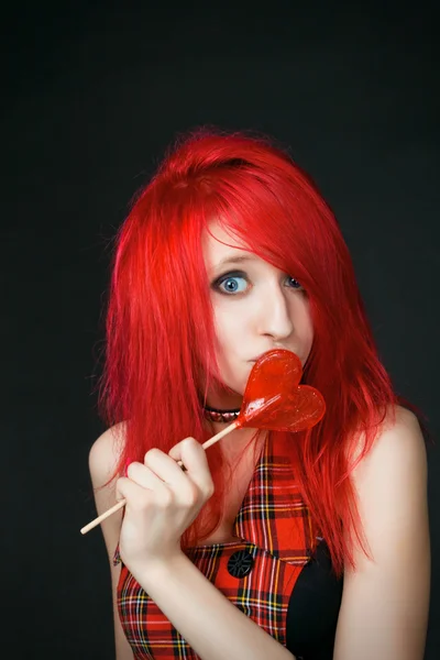 红发风趣的女孩与棒棒糖 — 图库照片