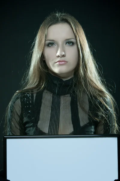 Gothic Girl mit leerem Rahmen — Stockfoto