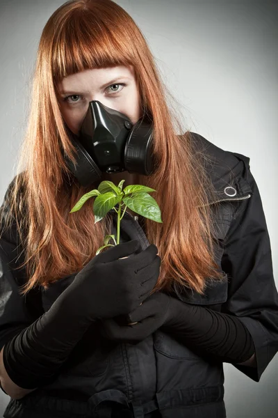 Roodharige meisje met plant — Stockfoto