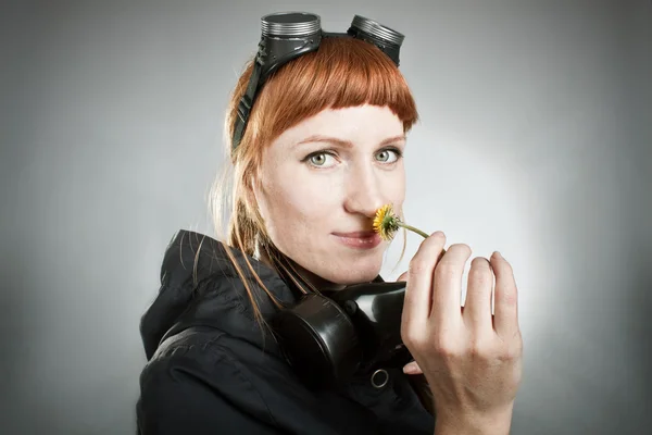 Menina com dente de leão — Fotografia de Stock