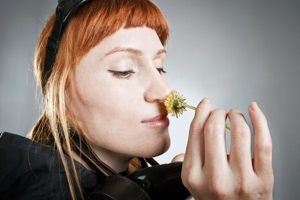 Ragazza con dente di leone — Foto Stock