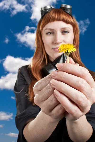 Ragazza con dente di leone — Foto Stock