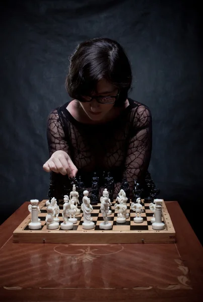 Ragazza che gioca a scacchi — Foto Stock