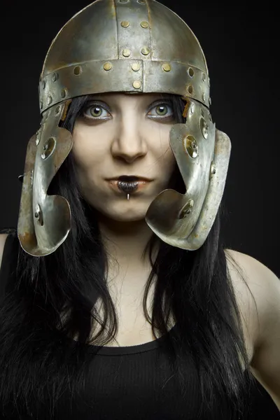 Mooi meisje met Romeinse helm — Stockfoto