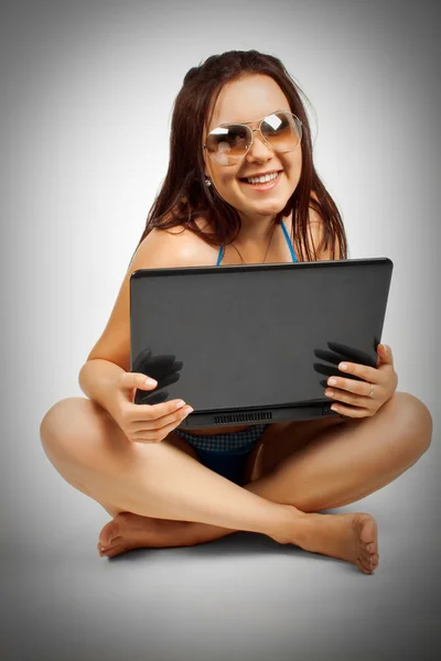 Смешная пляжная девушка с ноутбуком — стоковое фото