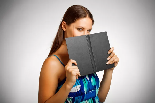 Söt student med bok — Stockfoto